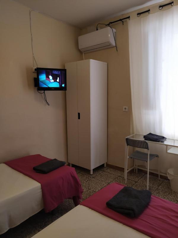 Twin Room with Shared Bathroom image 2
