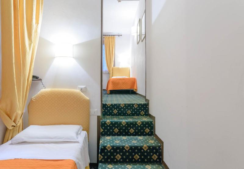 Economy Twin Room image 4