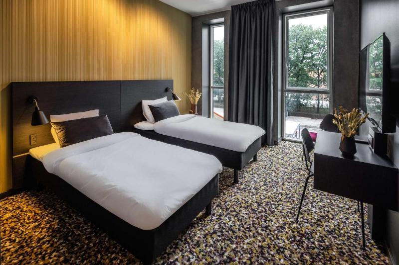 Twin Room image 4