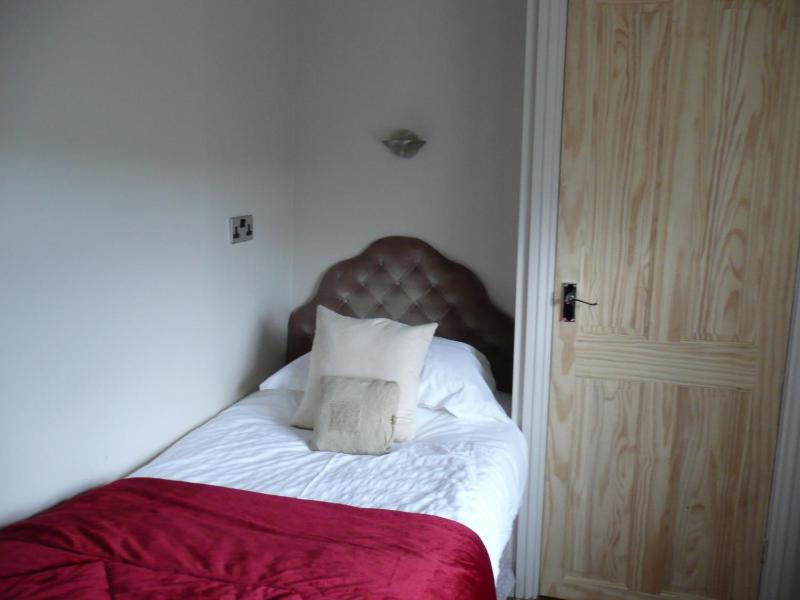 Standard Single Room image 4