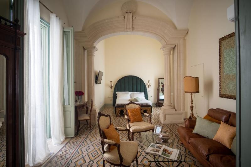 Queen Suite with Spa Bath image 1