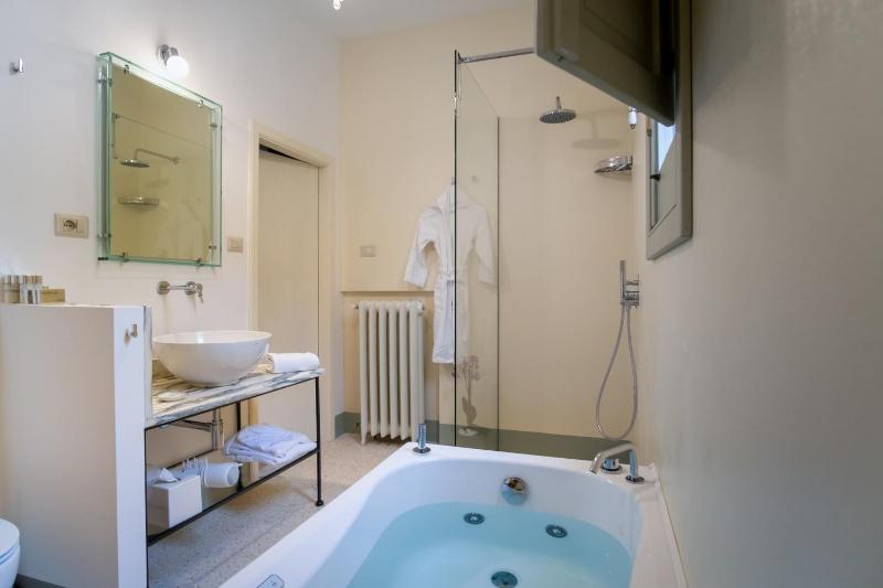 Queen Suite with Spa Bath image 4