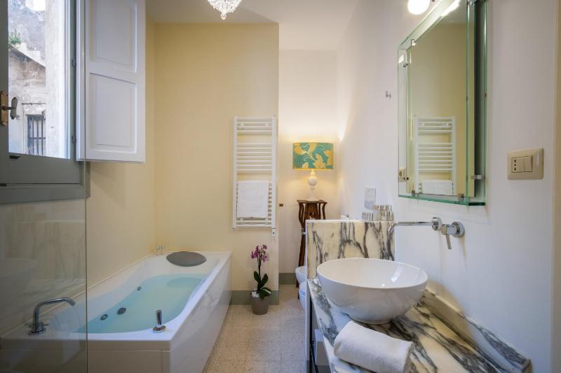 Queen Suite with Spa Bath image 3