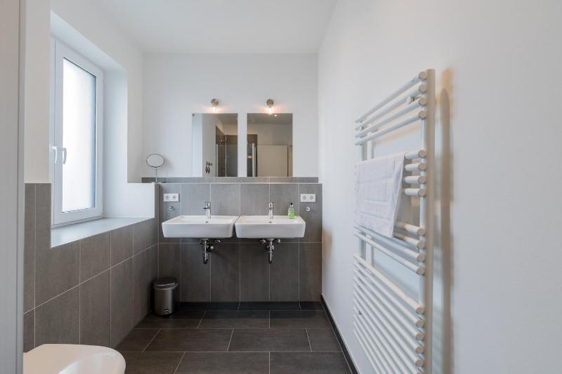 Apartment mit Wohn & Schlafzimmer image 4
