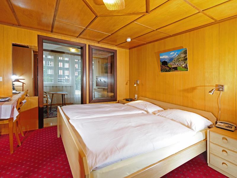 Deluxe Double Room with Balcony image 2