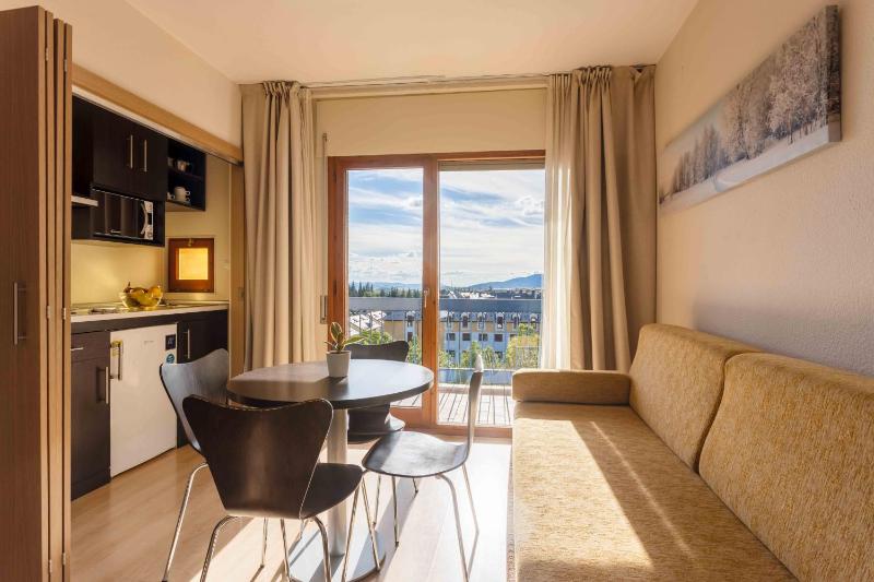 Twin Room with Kitchenette image 3