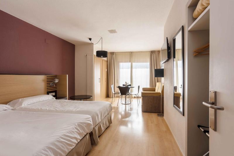Twin Room with Kitchenette image 1