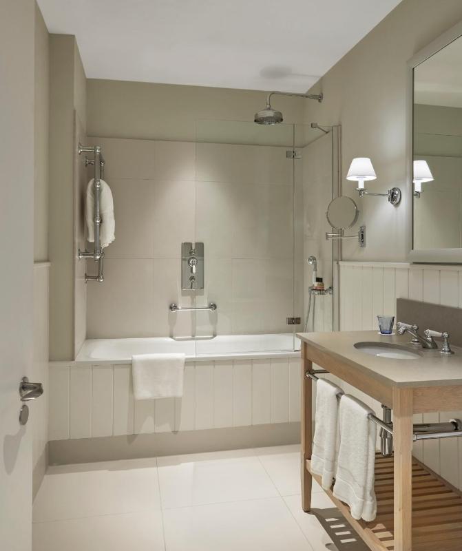 Standard Double Room image 3