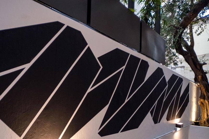 Beige and Blanc Two Bedroom Apartment with Urban Back Yard & Free Parking image 2