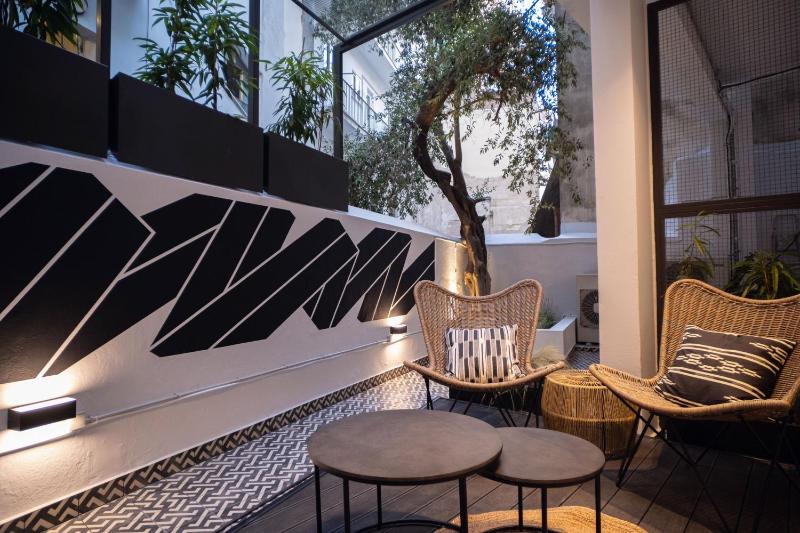 Beige and Blanc Two Bedroom Apartment with Urban Back Yard & Free Parking image 4