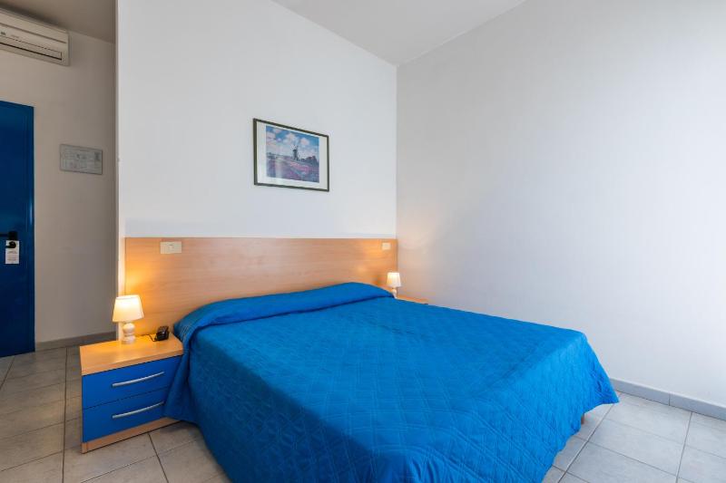 Standard Double Room image 3