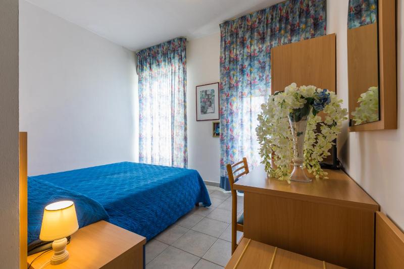Standard Double Room image 4