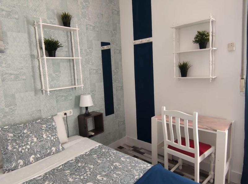 Single Room with Shower inside and Shared Bathroom image 4