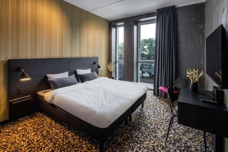 Standard Double Room image 4