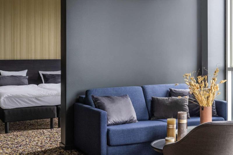 King Suite with Balcony image 4