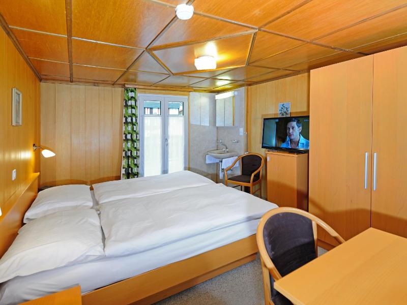Double Room image 3