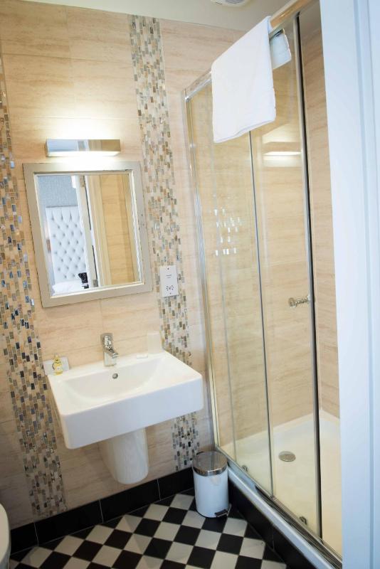 Standard Double Room image 4