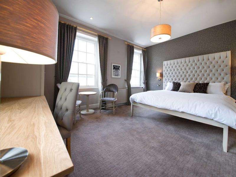 Standard King Room image 2