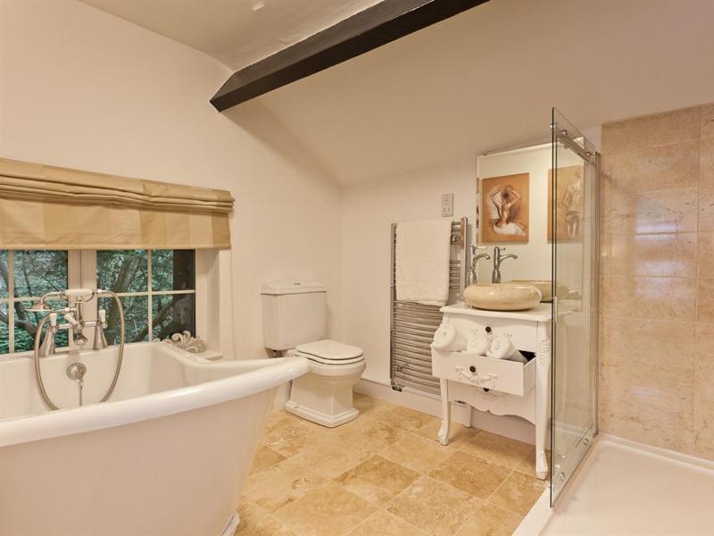 Deluxe King Room image 4