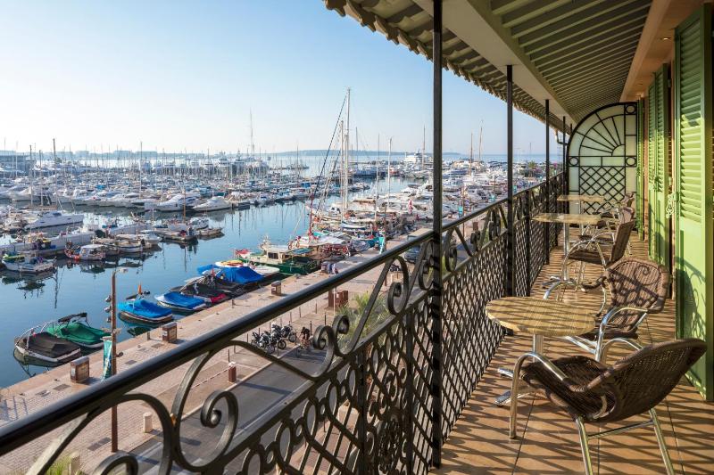 One bedroom Apartment with terrace sea view image 1