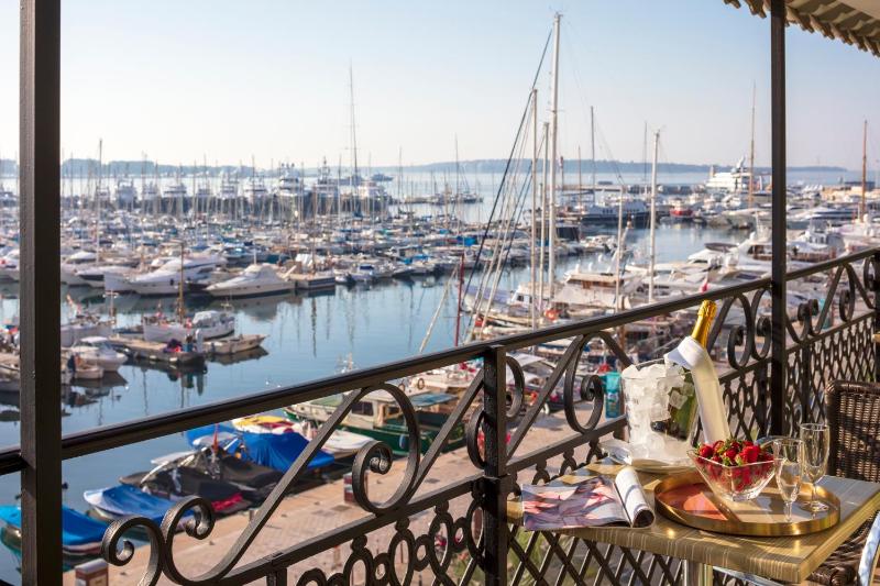 Two bedroom apartment with terrace sea view image 3