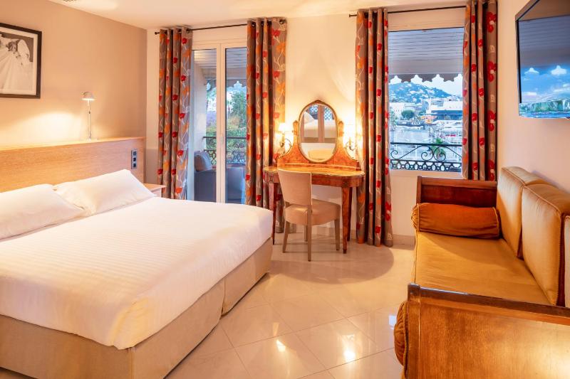 Two bedroom apartment with terrace sea view image 4