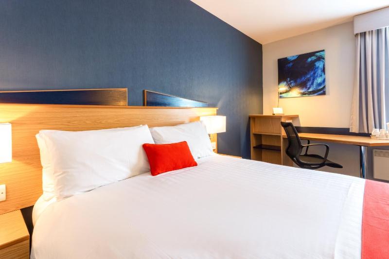 Standard Double Room with Free Hot Breakfast - Accessible image 2