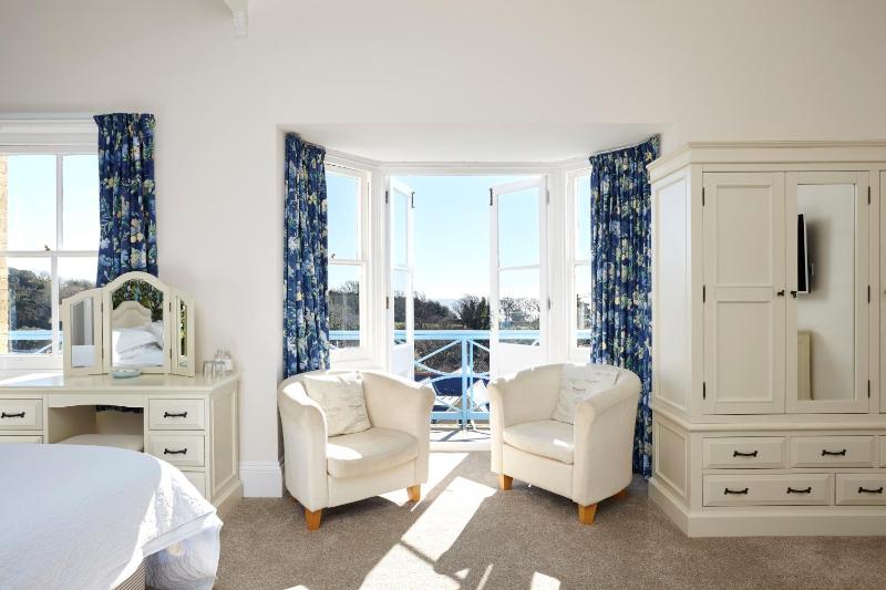 Twin Room with Private Bathroom image 2