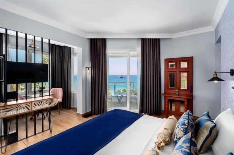 Double Room with Balcony image 2