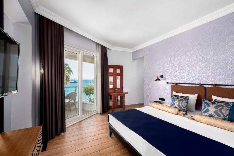 Double Room with Balcony and Sea View image 2