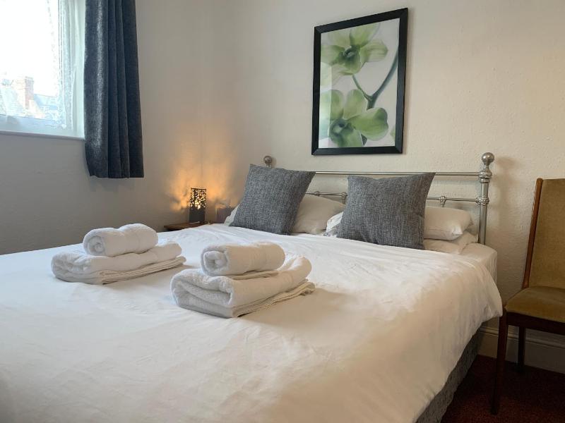 Double Room with Shared Bathroom image 3