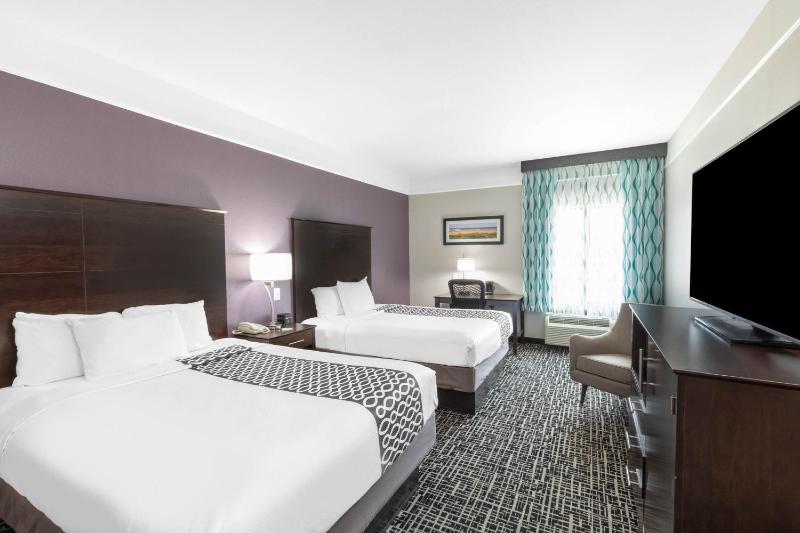 Deluxe Queen Room with Two Queen Beds image 4