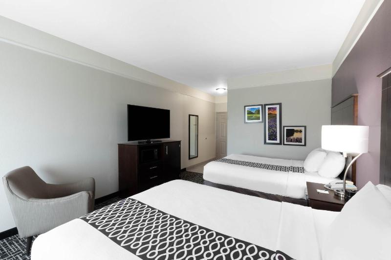 Deluxe Queen Room with Two Queen Beds image 2