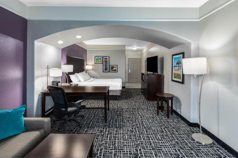 Deluxe King Room image 3