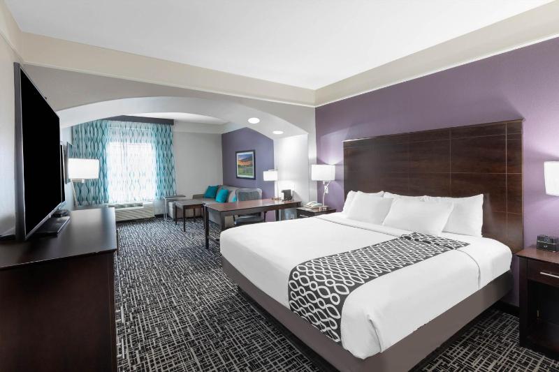 Deluxe King Room image 2