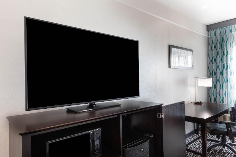 Deluxe King Room image 4