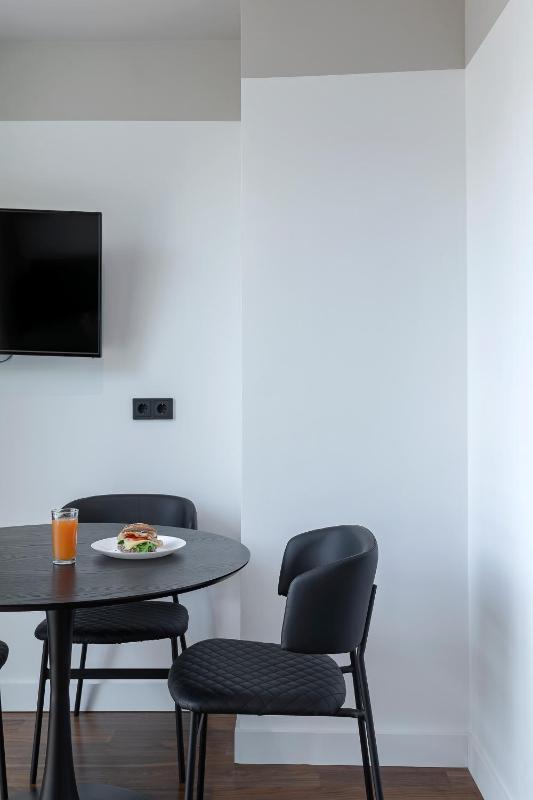 Suite with City View image 4