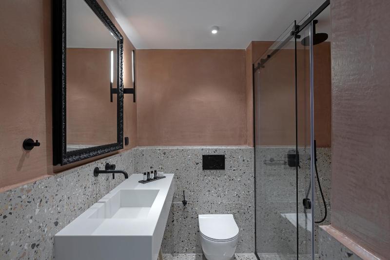 Deluxe Queen Studio  image 2