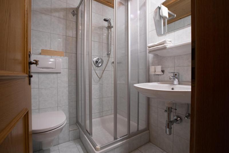 Budget Double Room image 3