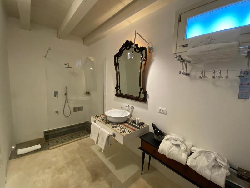 Suite with Sea View image 4