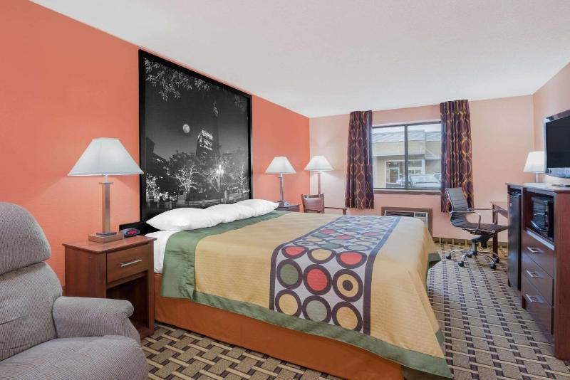 King Suite - Non-Smoking image 3