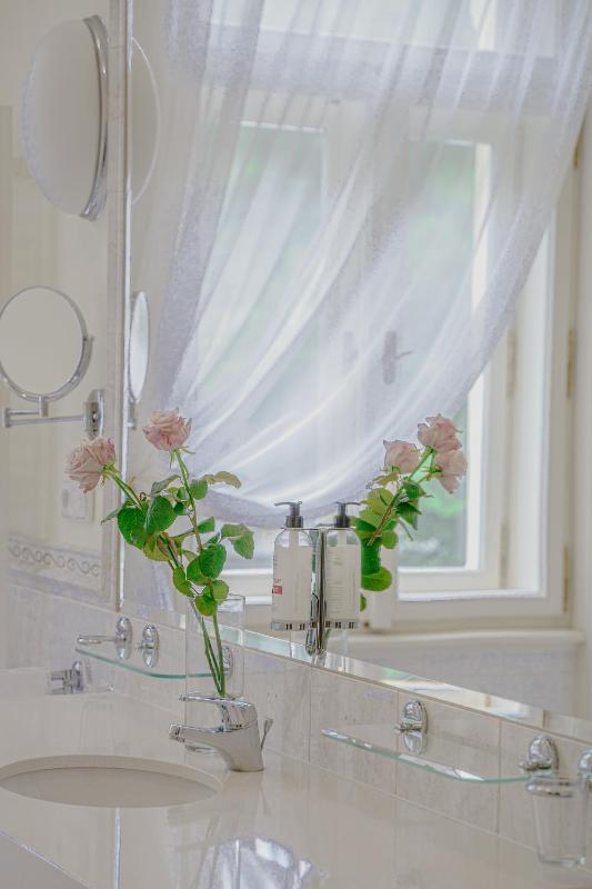 Luxury Suite image 3