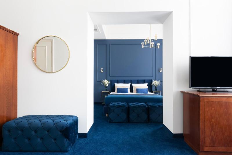 Junior Suite with Balcony image 3