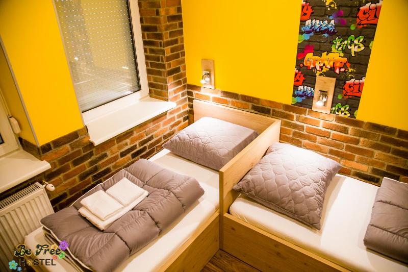 Twin Room with Private Bathroom image 2
