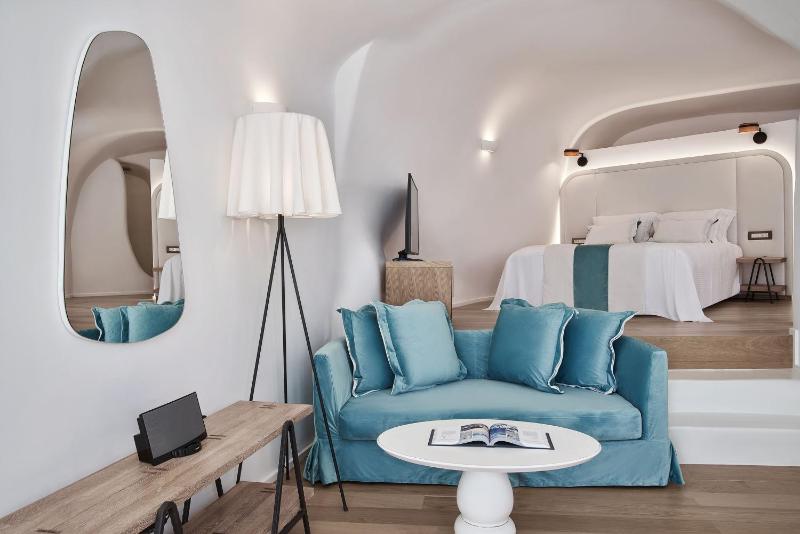 Senior Suite with Caldera View image 3