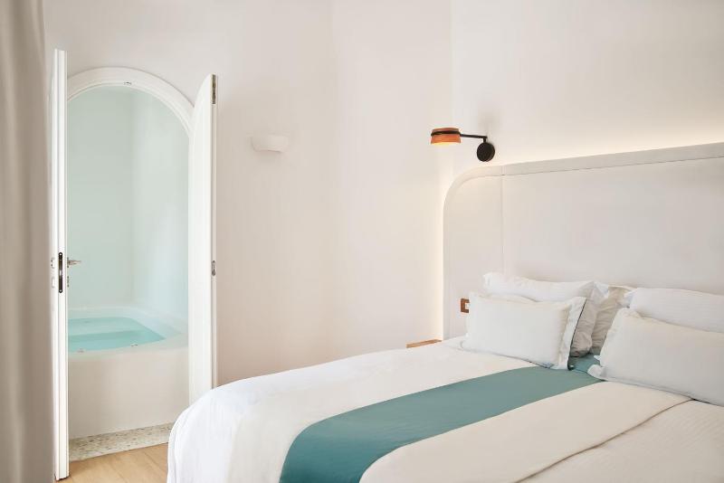 Superior Suite with Caldera View image 3