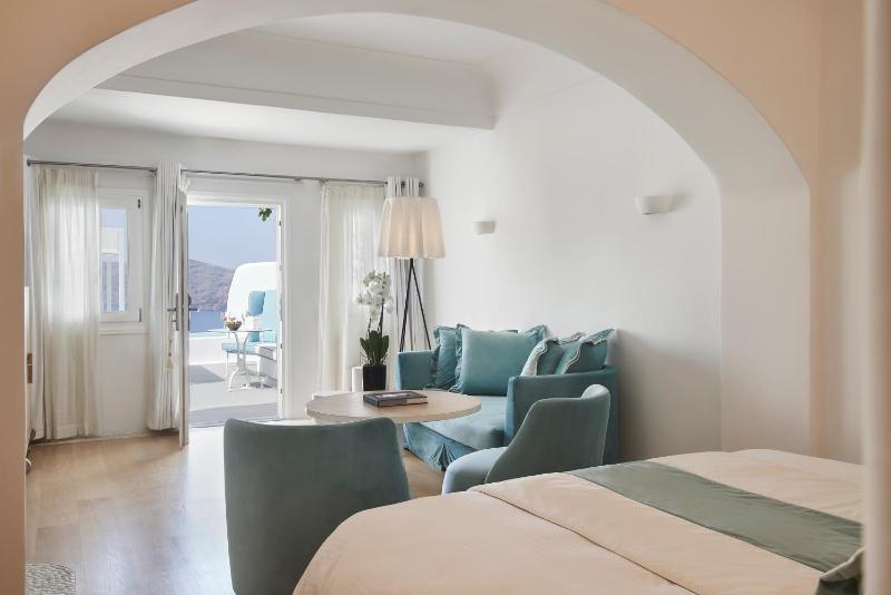 Honeymoon Suite with Pool & Caldera View image 3