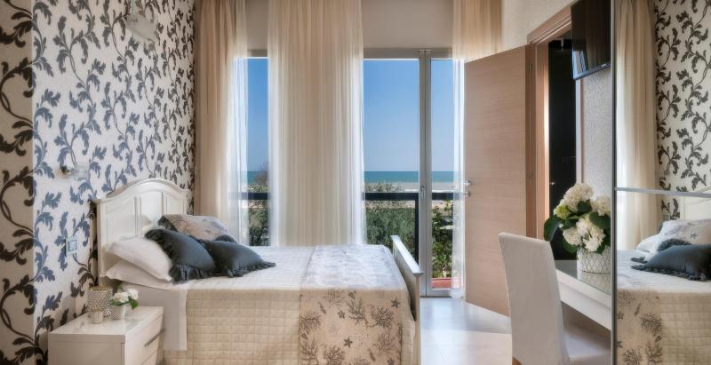 Superior Quadruple Room with Sea View image 4