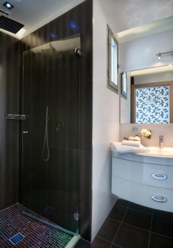 Superior Quadruple Room with Sea View image 3