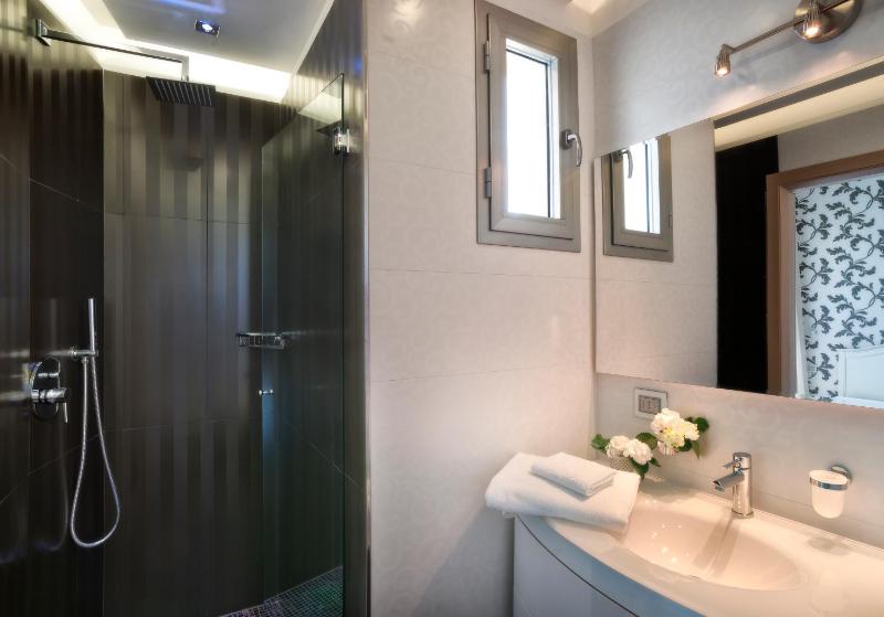 Superior Triple Room with Sea View image 4